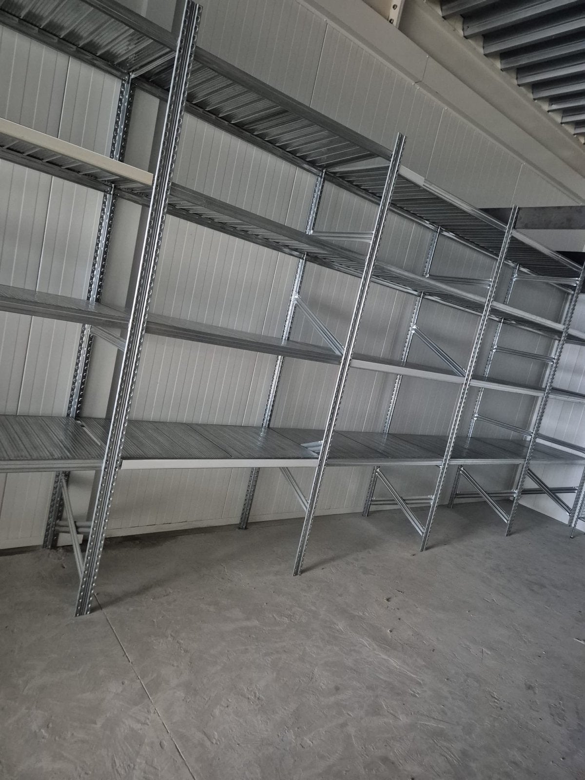 Robuuste metalen stellingen voor magazijn of opslag, Ophalen