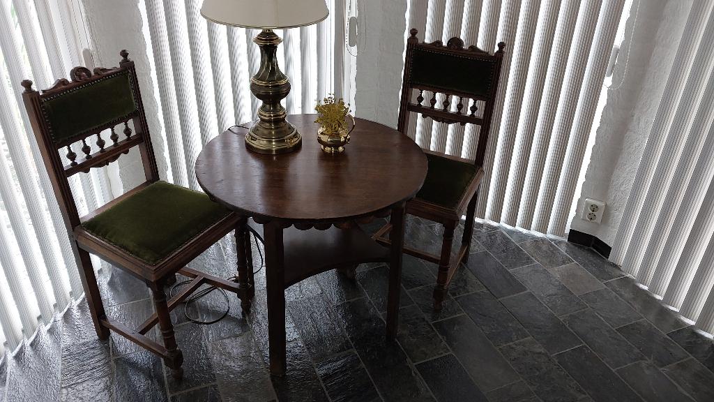 Tafeltje 3 stoelen groene bekleding antiek bijzet tafel, Ophalen