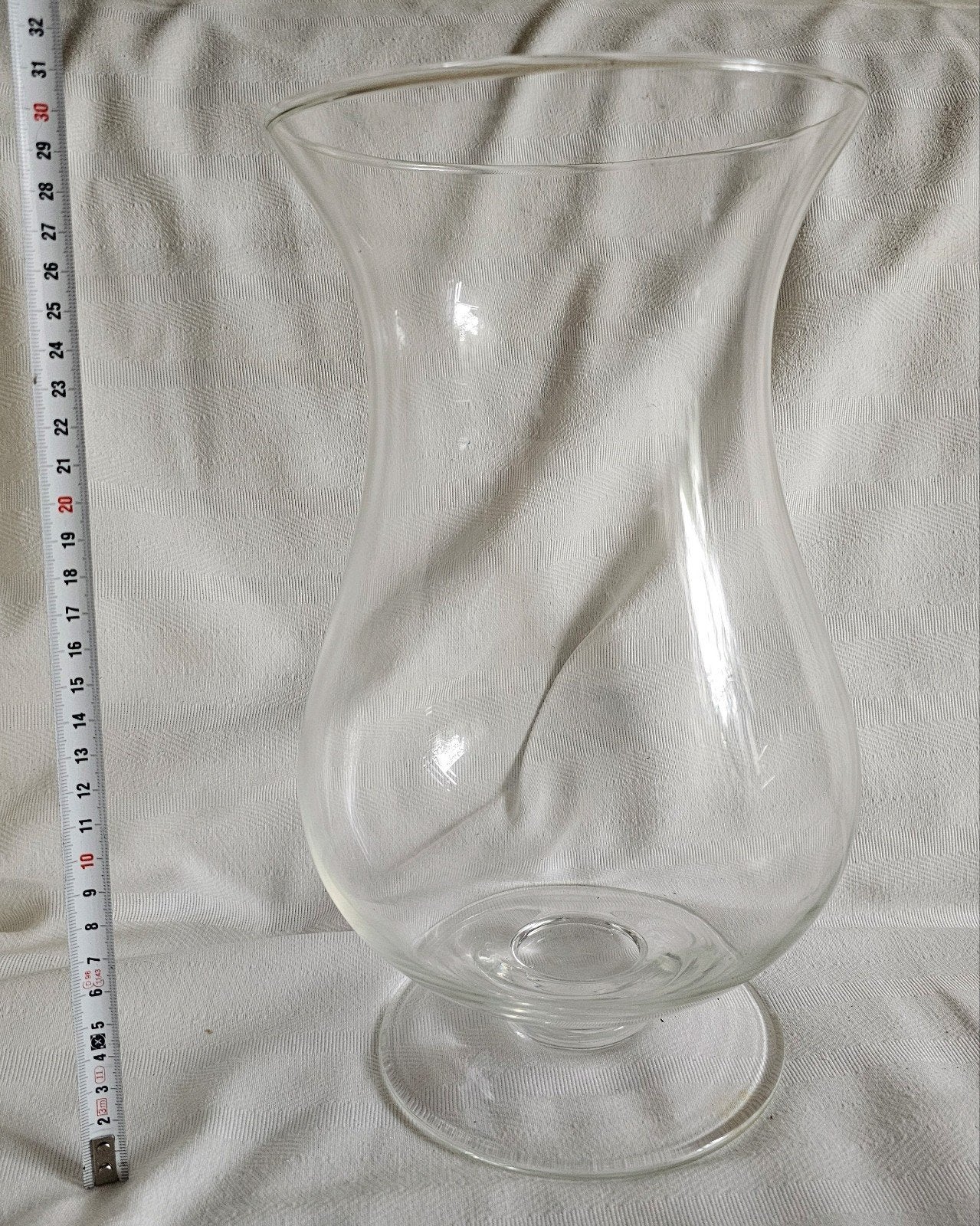 Grote vintage glazen hurricane vaas op voet ca. 30 cm, Ophalen of Verzenden