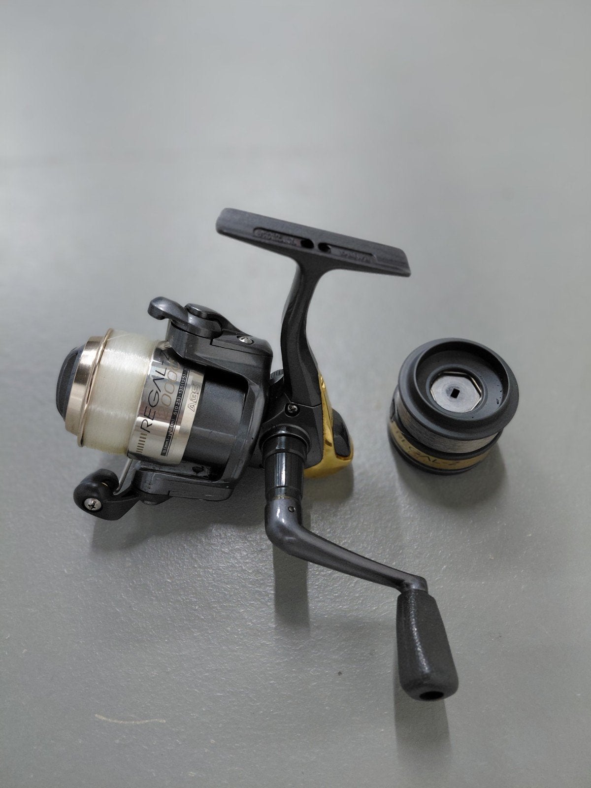 Mooie Daiwa Regal-Z 2000C spinmolen + reserve spoel , zgan, Ophalen of Verzenden, Zo goed als nieuw, Molen