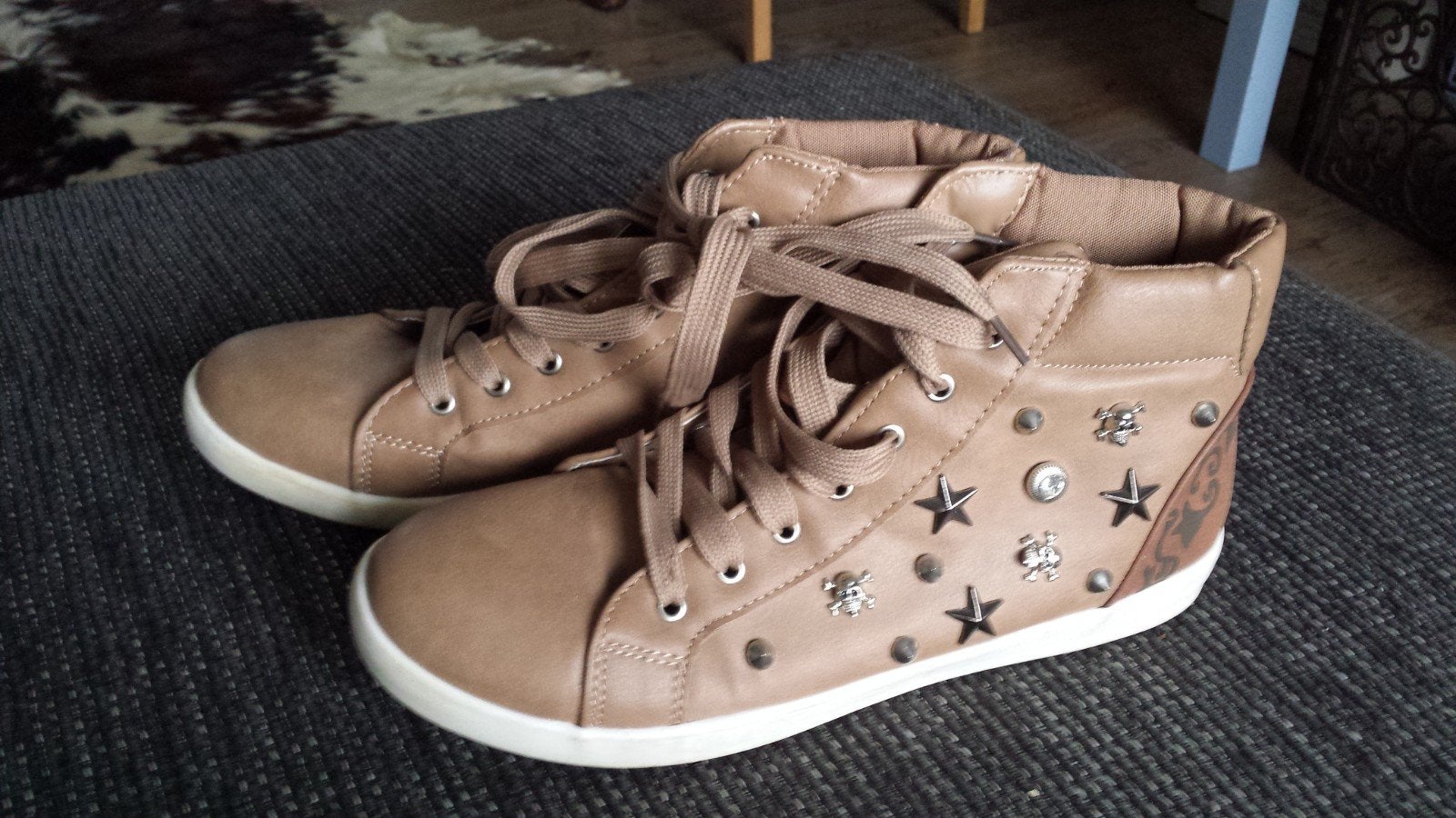 Schoenen bruin met studs doodskoppen maat 38 van kayla shoe, Bruin, Ophalen of Verzenden, Kayla shoe, Sneakers of Gympen