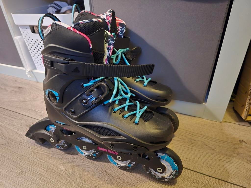 RollerBlade skates maat 39 - Zo goed als nieuw met helm en r, Dames, Zo goed als nieuw, Inline skates 4 wielen, Ophalen