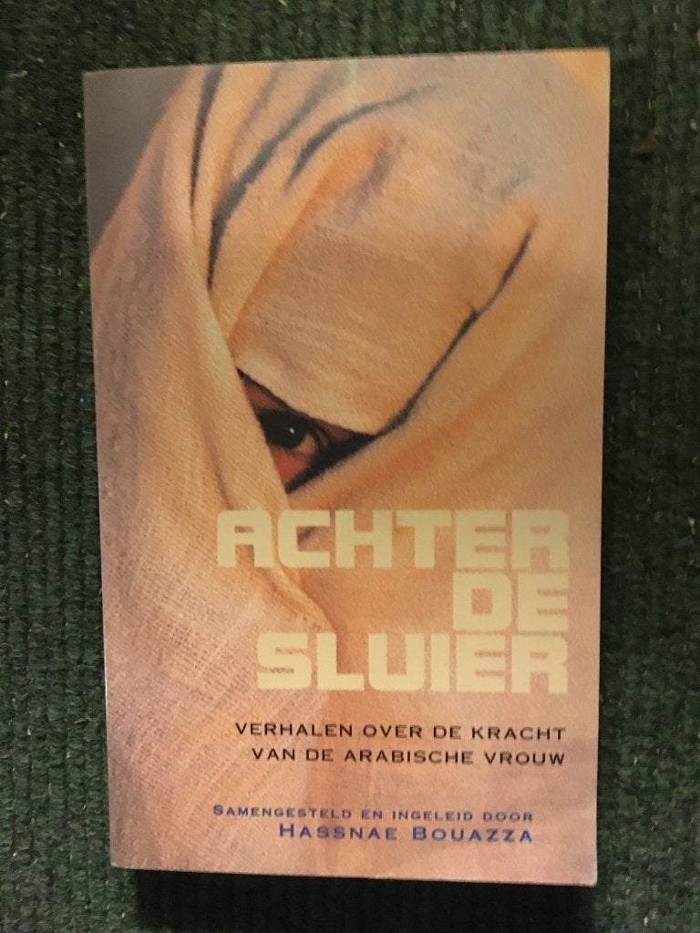 Achter de sluier; redactie: Hassnae Bouazza, Hassnae Bouazza, Ophalen of Verzenden, Zo goed als nieuw, Eén auteur