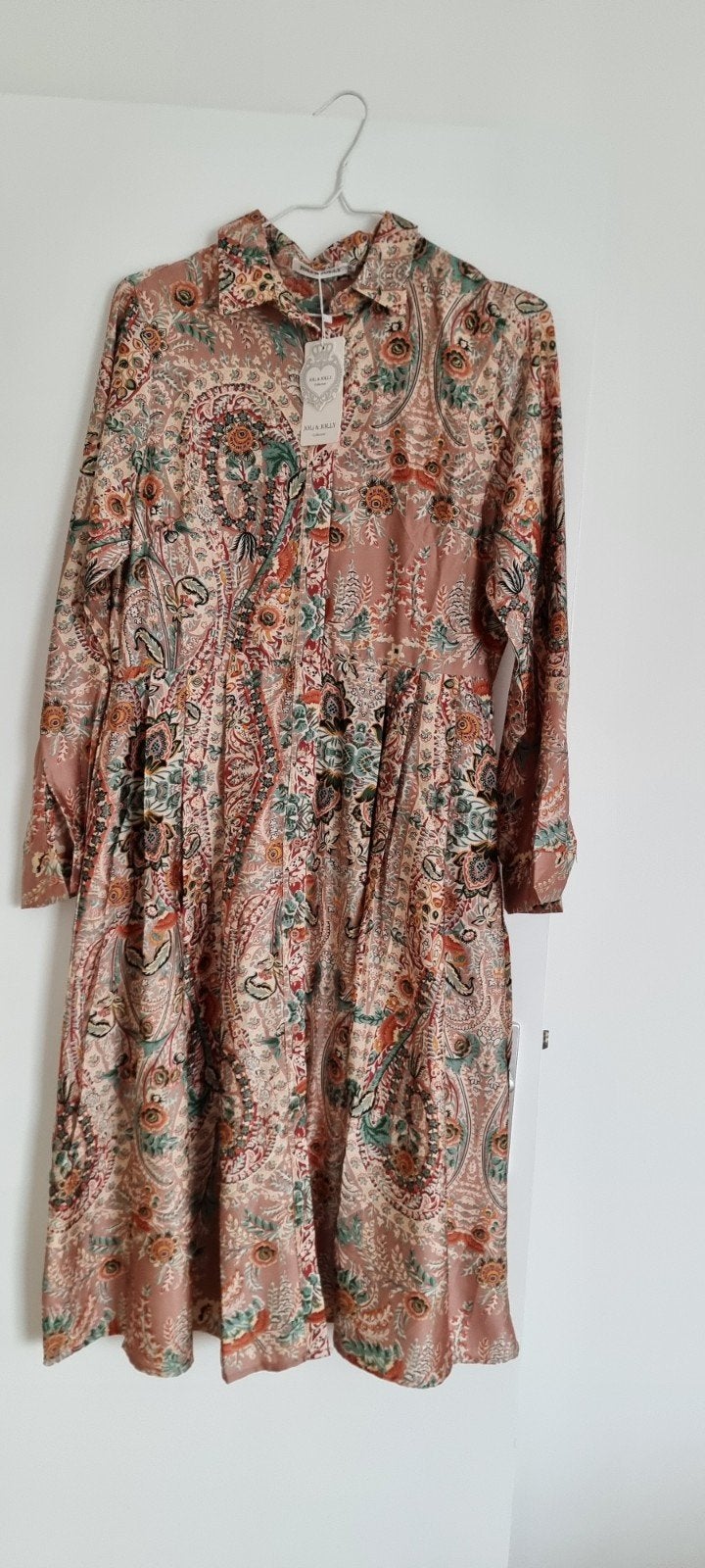 Leuke nieuwe jurk, maat M, valt over de knieën, Kleding | Dames, Jurken, Maat 38/40 (M), Meerkleurig, Nieuw, Ophalen of Verzenden