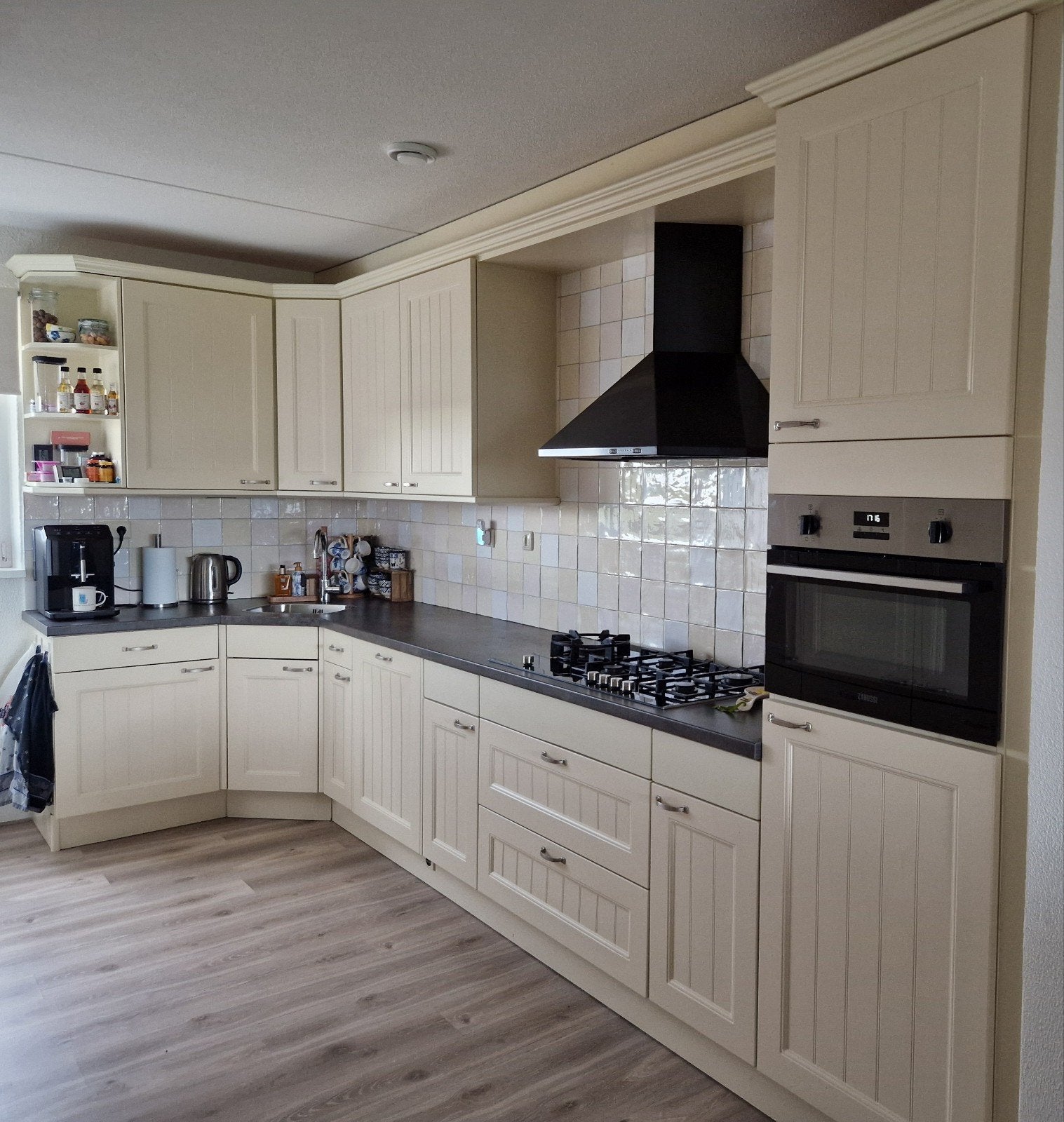 landelijke keuken, creme kleurig met inbouwapparatuur, Huis en Inrichting, Ophalen, Gebruikt, Hoekkeuken