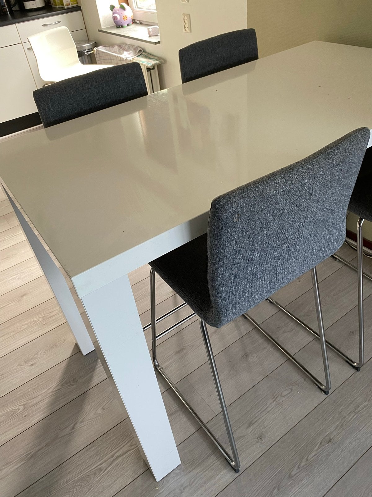 Witte eettafel met 4 grijze barkrukken, Ophalen, Gebruikt, 100 tot 150 cm, 50 tot 100 cm