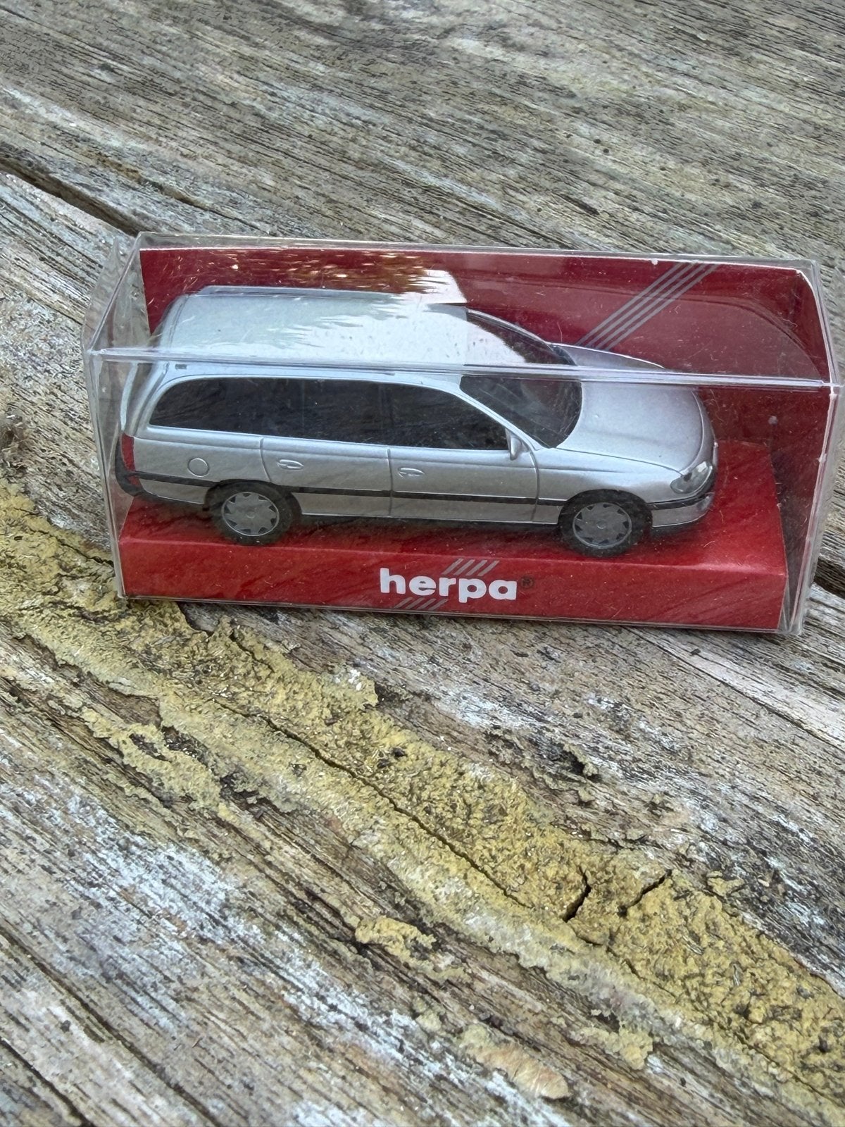 Herpa Opel Omega Caravan CD - Zilveren Modelauto, Hobby en Vrije tijd, Overige merken, 1:50 of kleiner, Auto, Nieuw