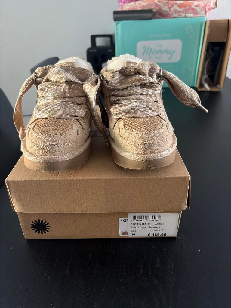 Nieuwe UGG Zand/Beige Sneakers Maat 36, Ophalen, Zo goed als nieuw, Jongetje of Meisje, Schoentjes