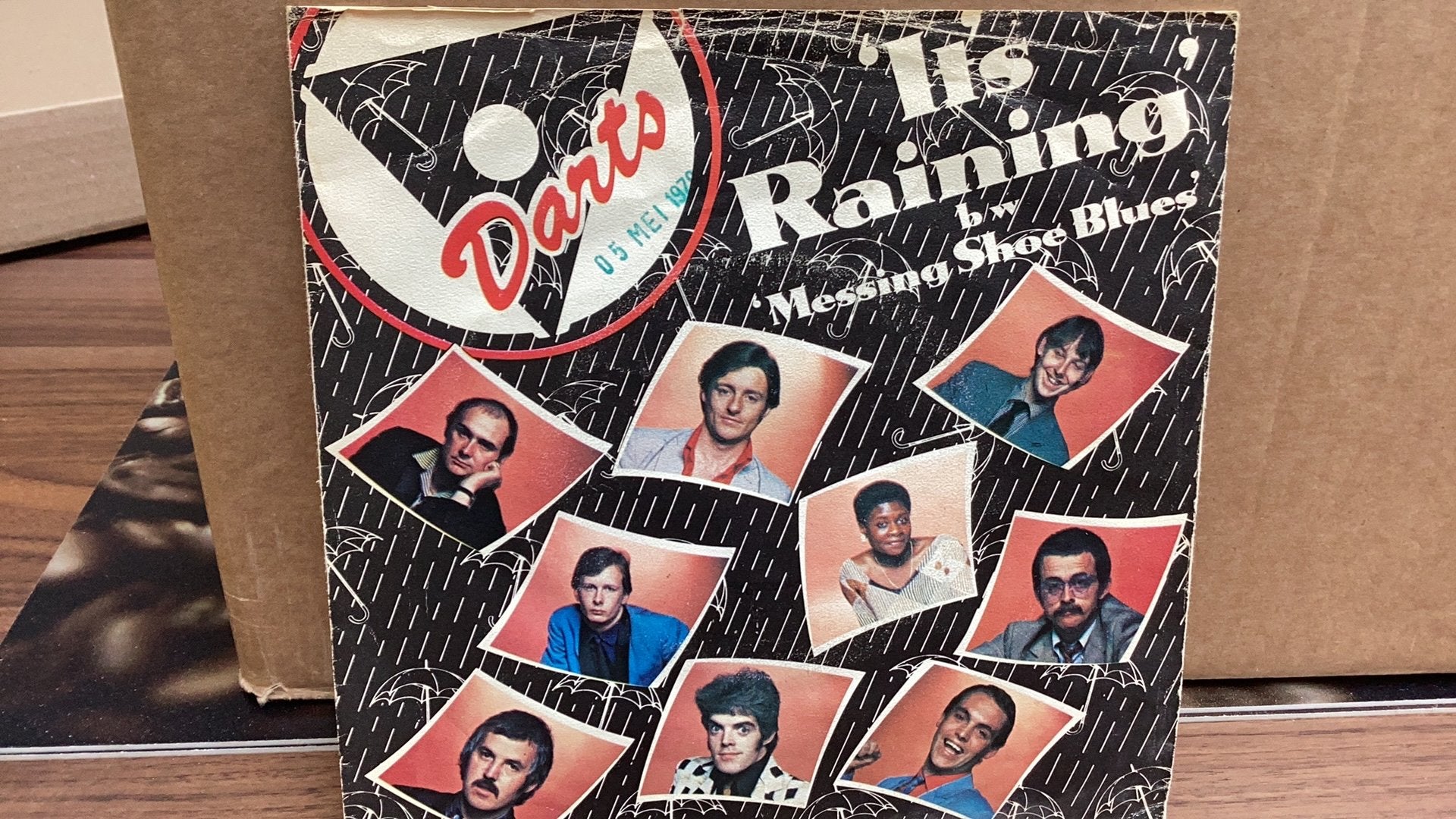 Darts.  Its Raining., Ophalen of Verzenden, Zo goed als nieuw, Pop