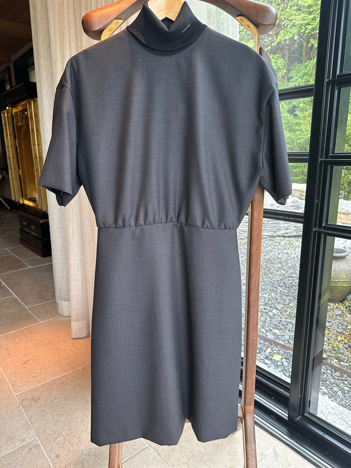 Prada muisgrijs jurk met contrasterende zwarte kraag, Verzenden, Gedragen, Maat 36 (S), Grijs