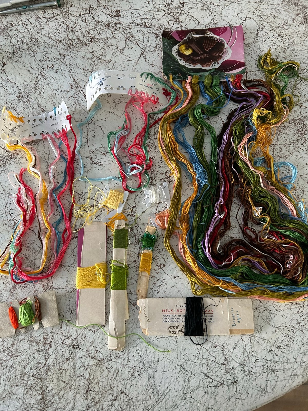 Borduurgaren en zijde - Diverse kleuren en hoeveelheden, Ophalen of Verzenden, Gebruikt, Handborduren, Borduurgaren of Zijde