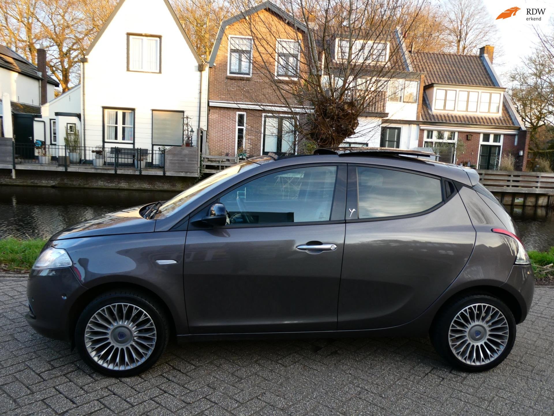 Lancia Ypsilon 0.9 Platinum 86pk Automaat Clima Leder Schuif, Auto's, Euro 5, 86 pk, 750 kg, Leder