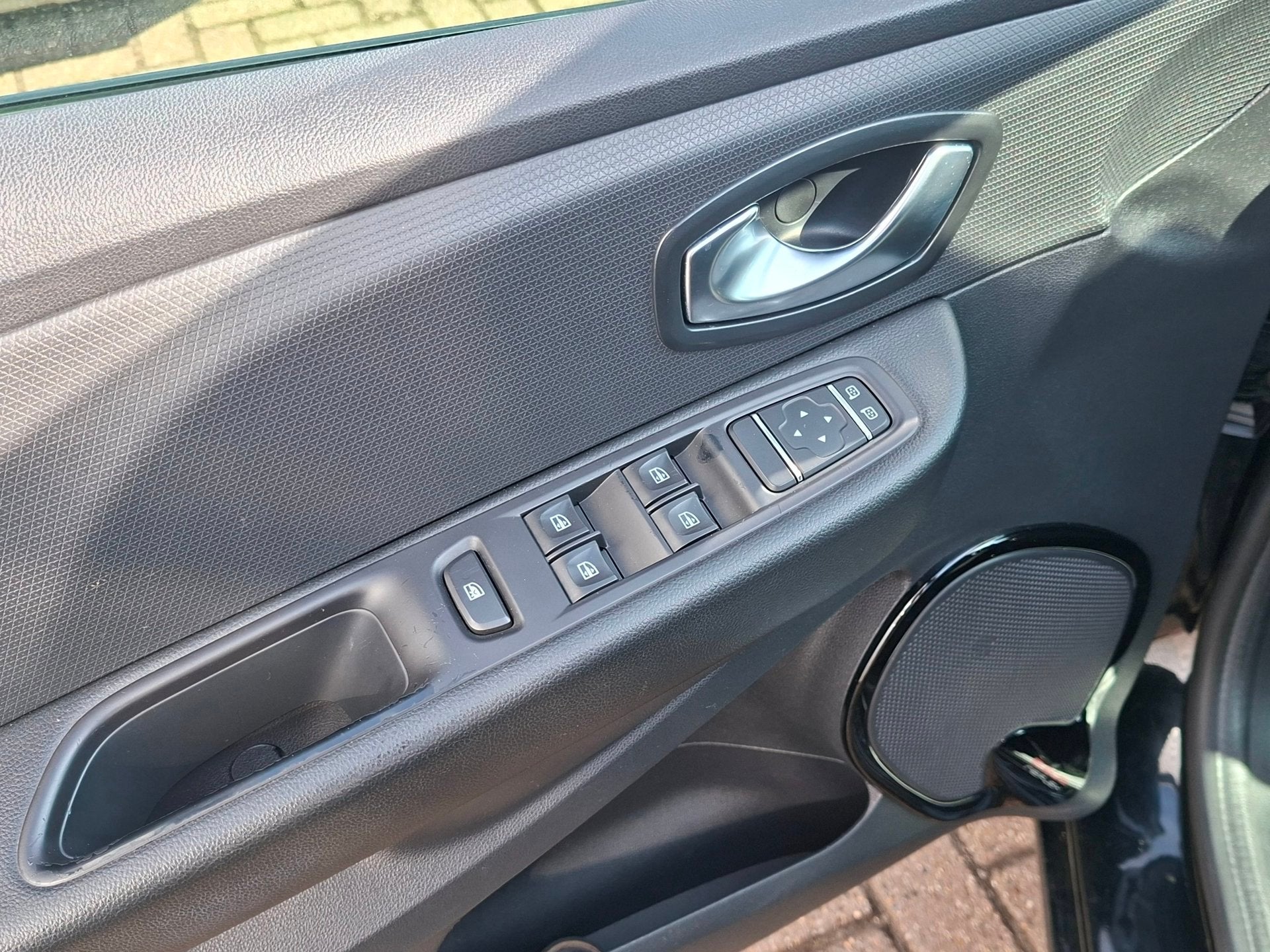 Foto 11 van Renault Clio 0.9 TCe Limited PDC Navi Airco Cruise Isofix
