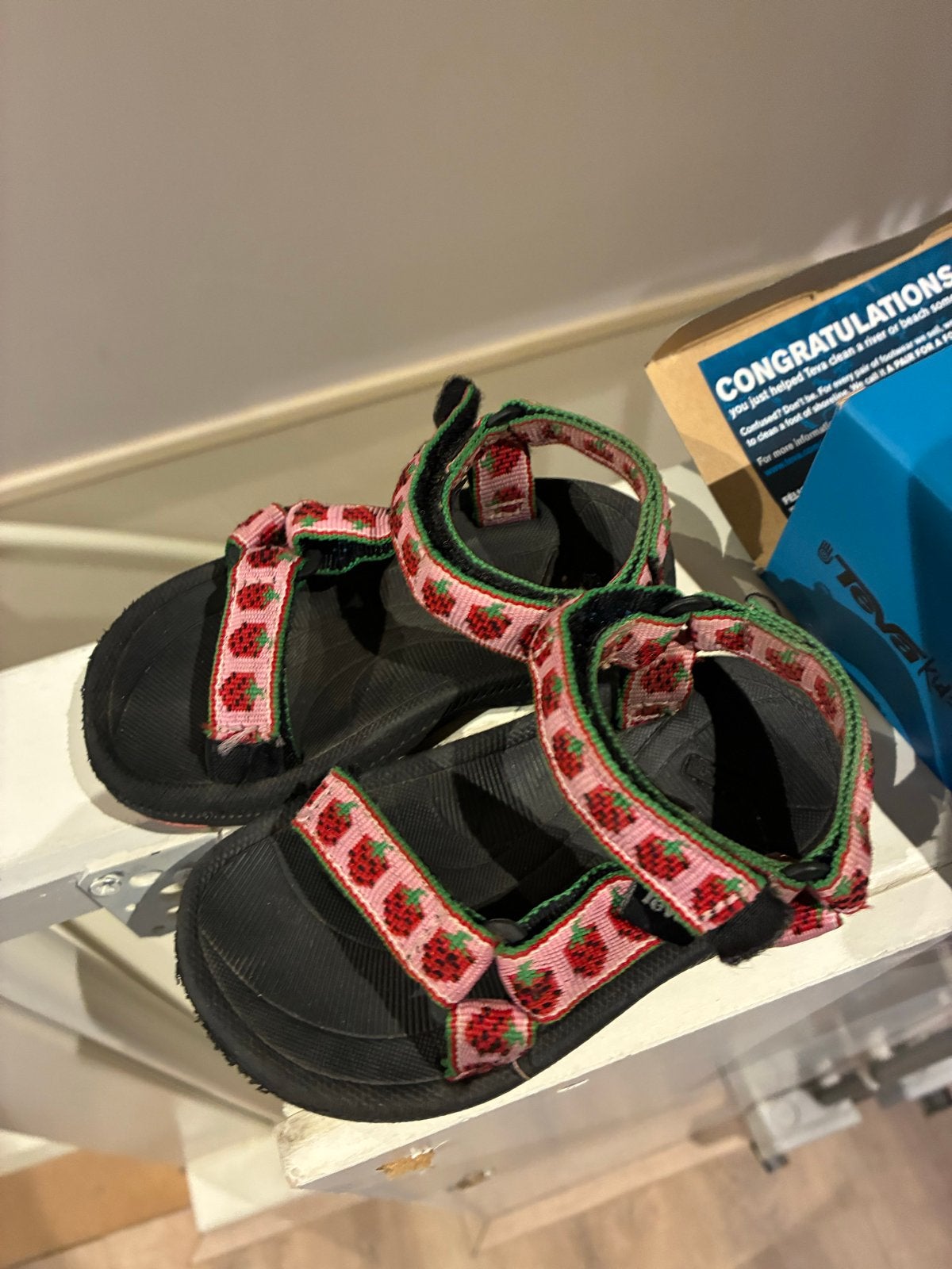 Teva Hurricane 2 sandalen aardbei roze maat 22.5, Kinderen en Baby's, Ophalen of Verzenden, Zo goed als nieuw, Meisje, Schoenen
