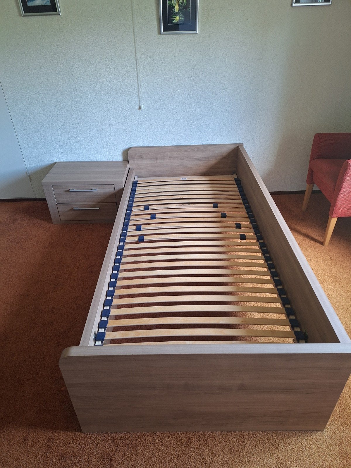 Eenpersoonsbed met lattenbodem en nachtkastje, Ophalen, 90 cm, Eenpersoons, Bruin