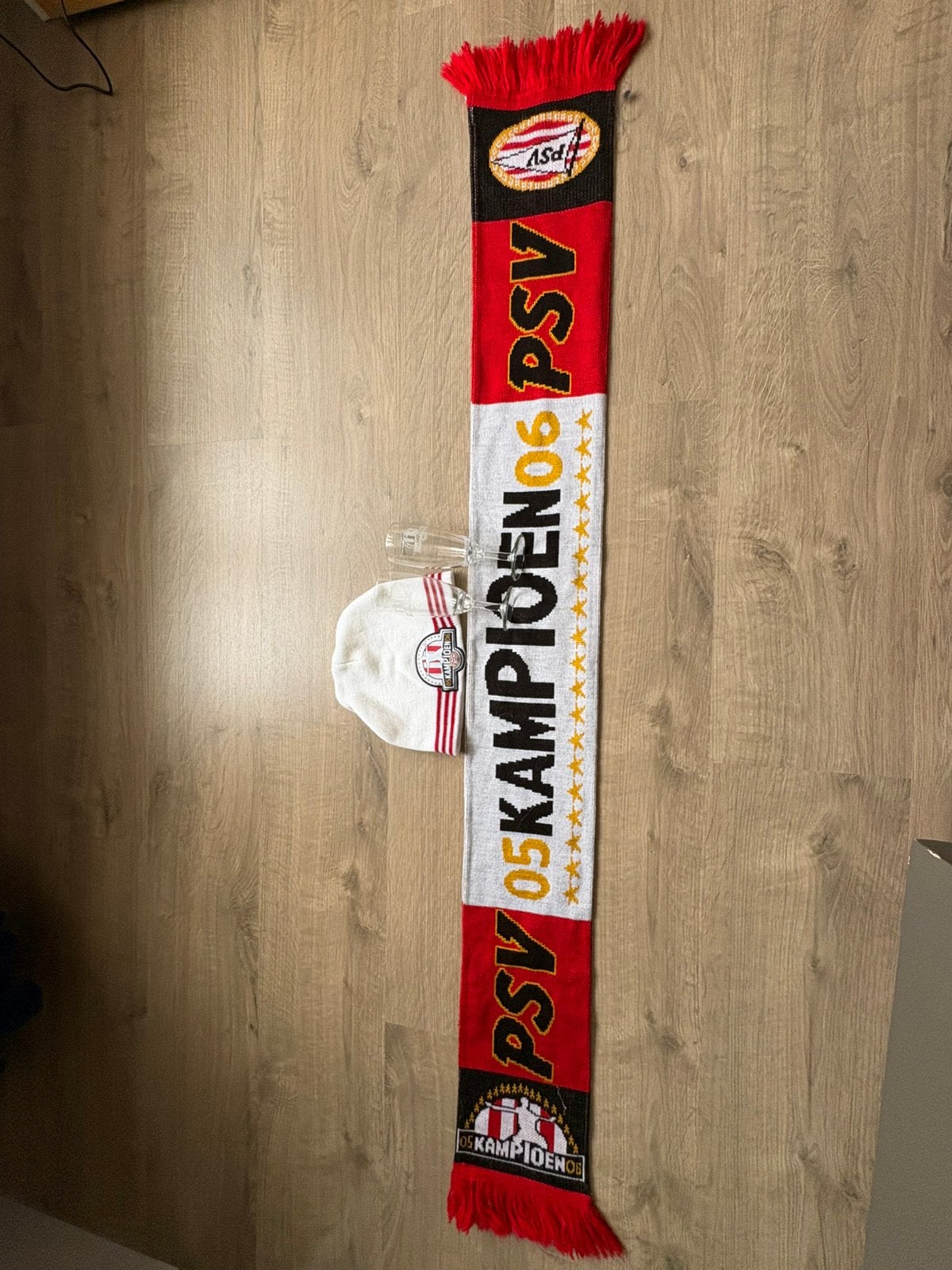 PSV kampioen 2005-2006 sjaal, muts en champagneglazen, Verzamelen, Verzenden, Zo goed als nieuw, PSV, Vaantje of Sjaal