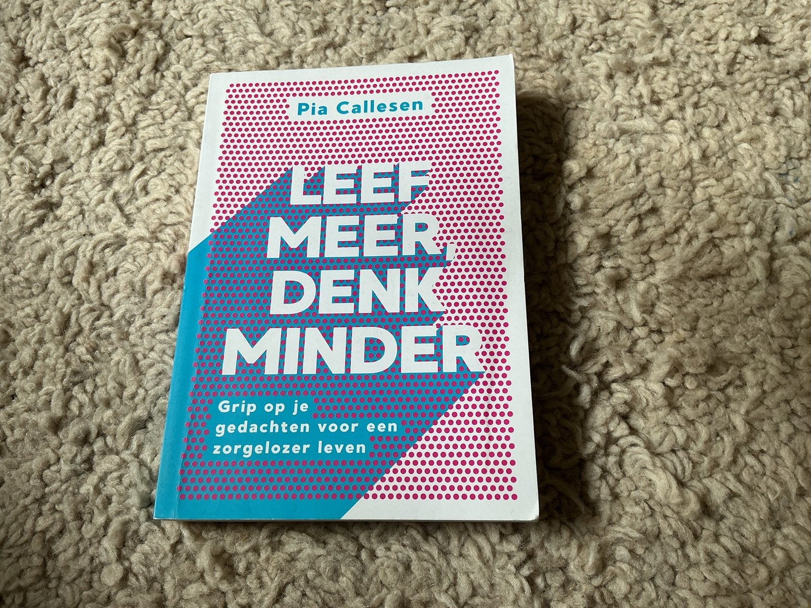 Leef Meer, Denk Minder - Pia Callesen (Boek) opbr giro 555, Boeken, Ophalen of Verzenden, Zo goed als nieuw