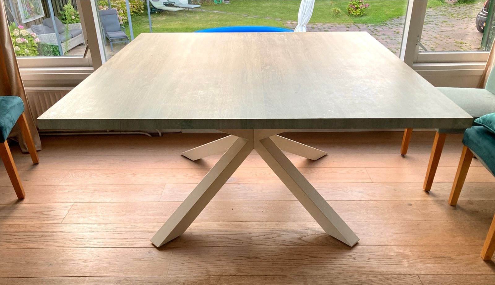 Moderne houten eettafel met witte stalen matrixpoot, Ophalen, Gebruikt, 150 tot 200 cm, Vierkant