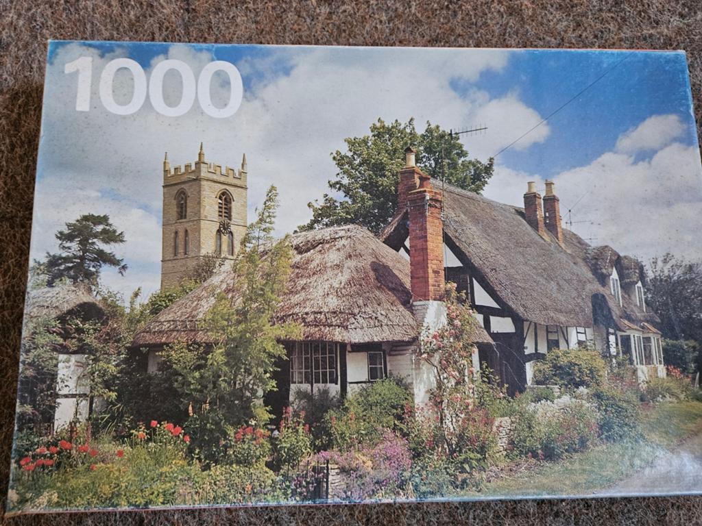 Legpuzzel 1000 stukjes - Engelse cottage met kerk, Hobby en Vrije tijd, Denksport en Puzzels, Ophalen of Verzenden, 500 t/m 1500 stukjes