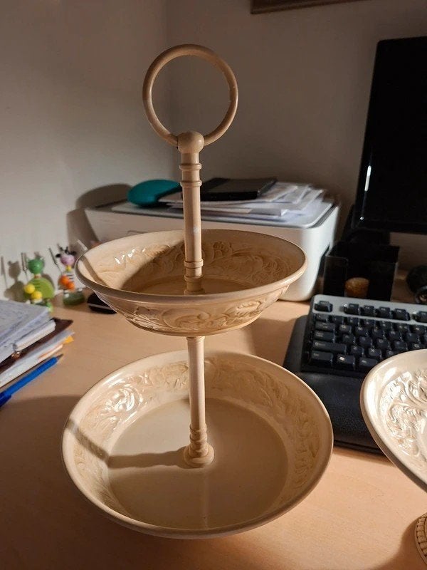 Creme metalen etagère met bijpassend schaaltje, Ophalen of Verzenden, Zo goed als nieuw, Etagère, Metaal