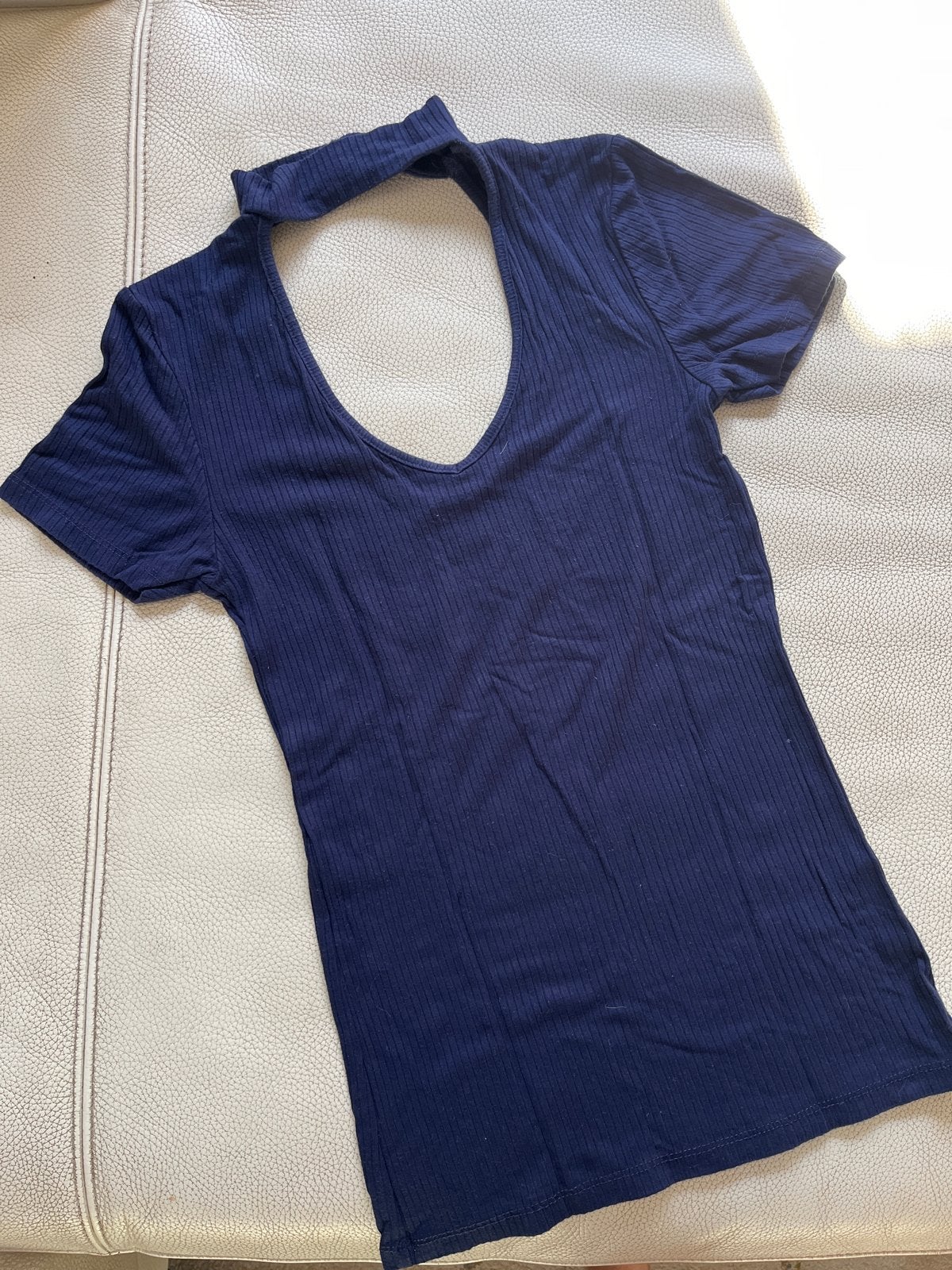 Donkerblauwe top met open rug - Amisu, Kleding | Dames, Blauw, Ophalen of Verzenden, Zo goed als nieuw, Korte mouw