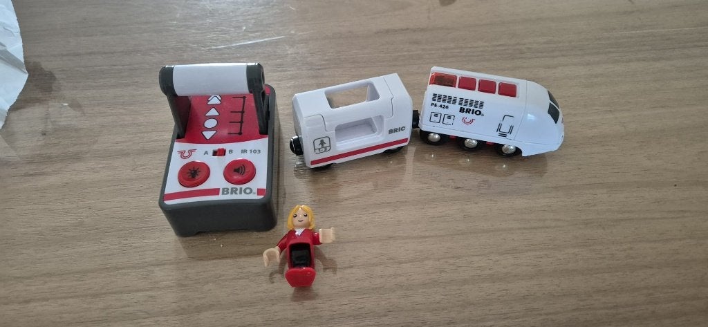 BRIO Witte RC locomotief met afstandsbediening - 33510, Ophalen of Verzenden, Gebruikt, Duw- of Trekspeelgoed