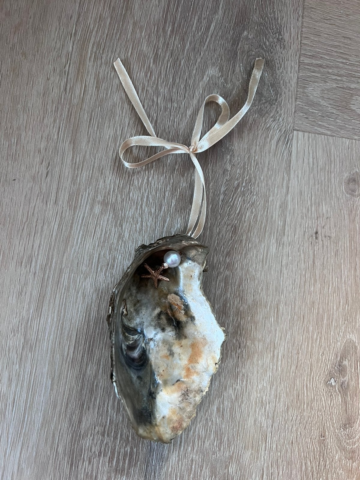 Oesterschelphanger met bedeltje, Ophalen of Verzenden, Schelp(en)