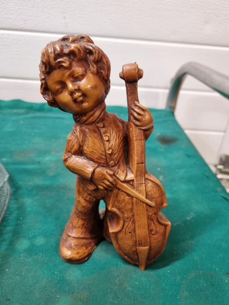 beeld jongen met cello vintage , hans schirmer, Verzamelen, Beelden en Beeldjes, Ophalen of Verzenden