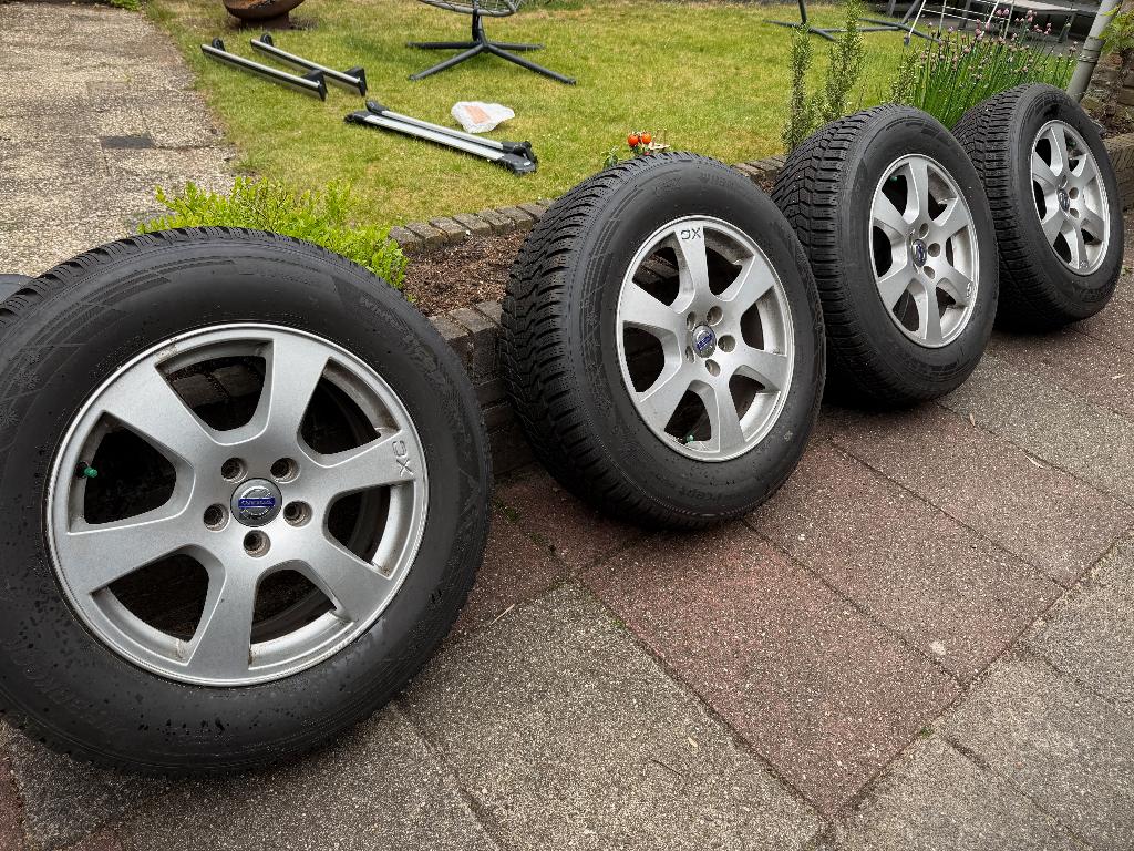 winterbanden op velg volvo xc60 17 inch, Gebruikt, Banden en Velgen, 17 inch, Winterbanden