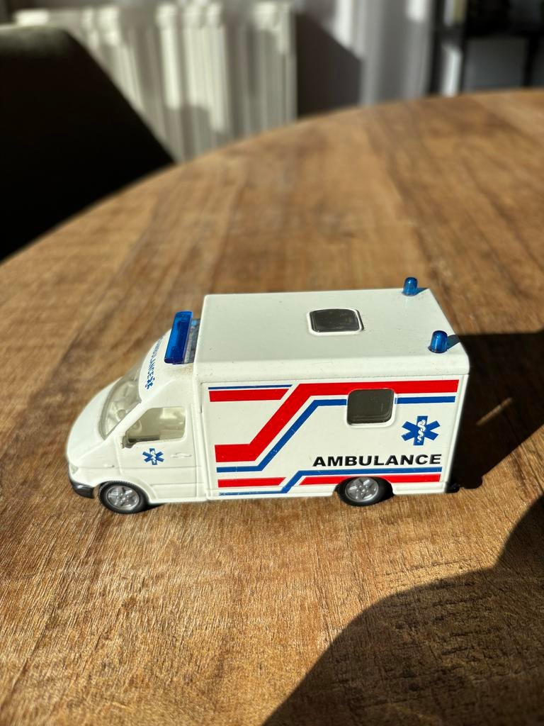 Siku Mercedes ambulance met brancard., Ophalen of Verzenden, Gebruikt, Auto, Overige merken