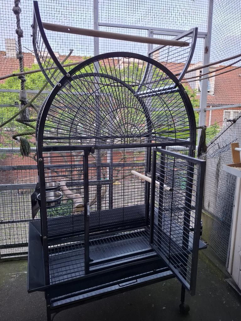 Strong Papegaaienkooi Villa Isa, Dieren en Toebehoren, Vogels | Hokken en Kooien, Ophalen, Zo goed als nieuw, Metaal, Vogelkooi