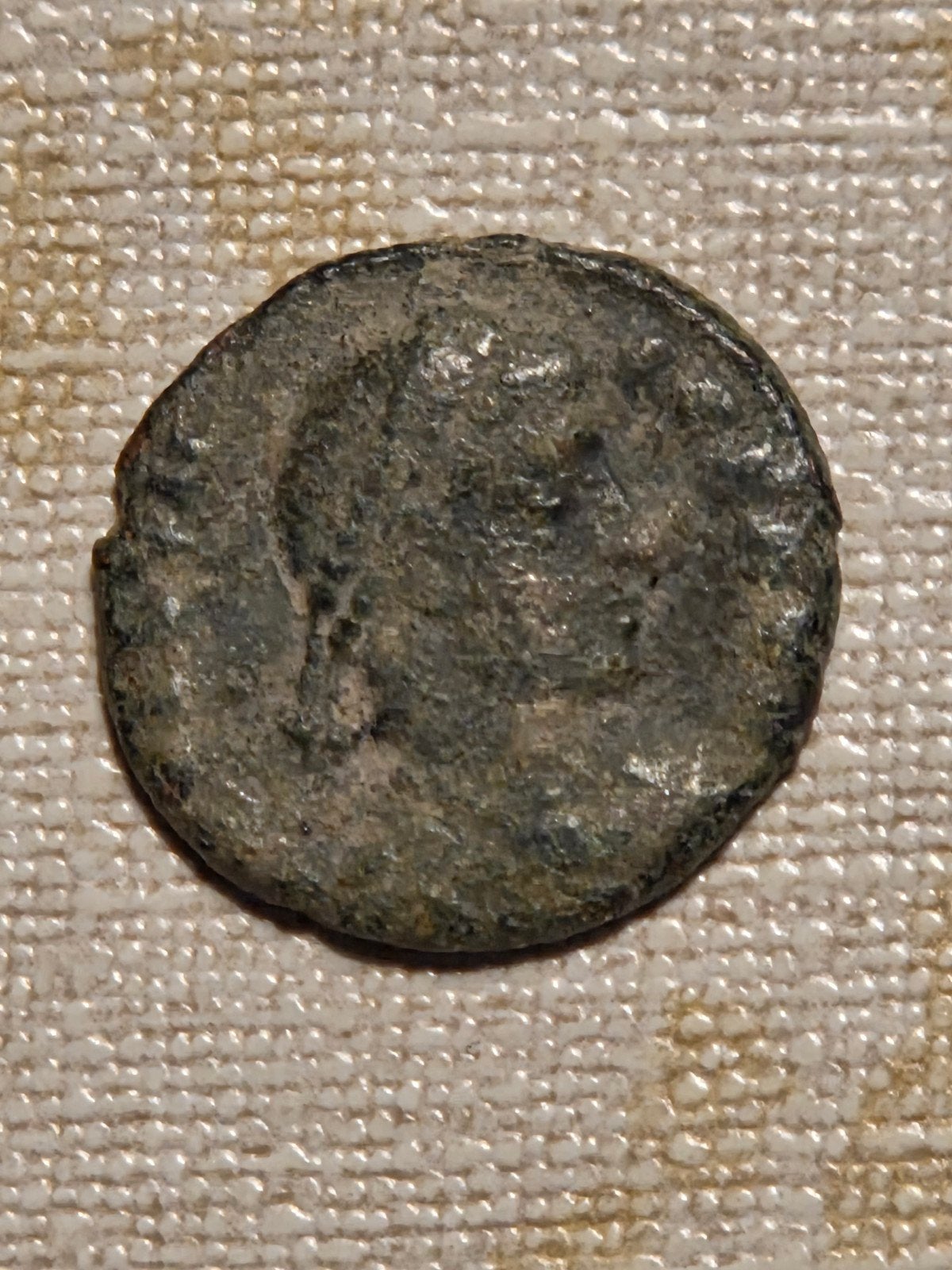 Oude Romeinse munt met figuur, Ophalen of Verzenden, Losse munt