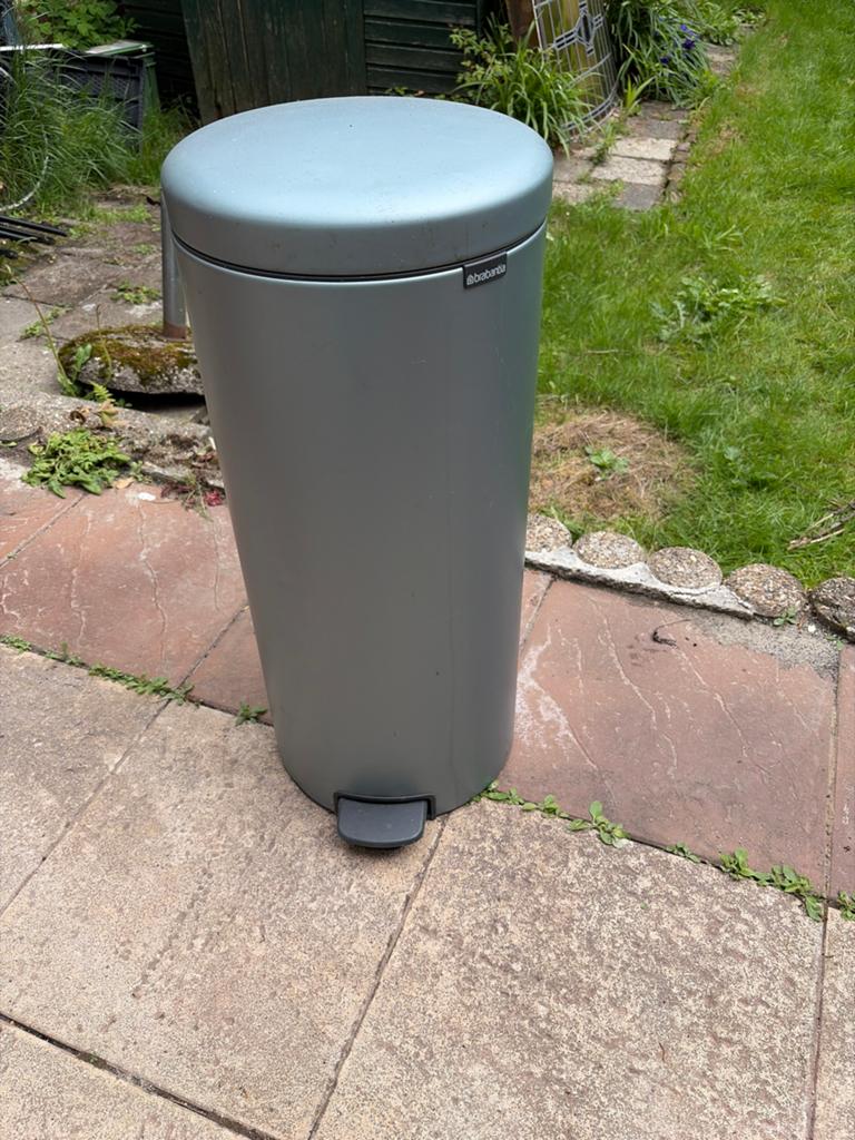 Brabantia prullenbak met pedaal, lichtgroen, Ophalen, Met pedaal, 20 tot 30 liter, Zo goed als nieuw