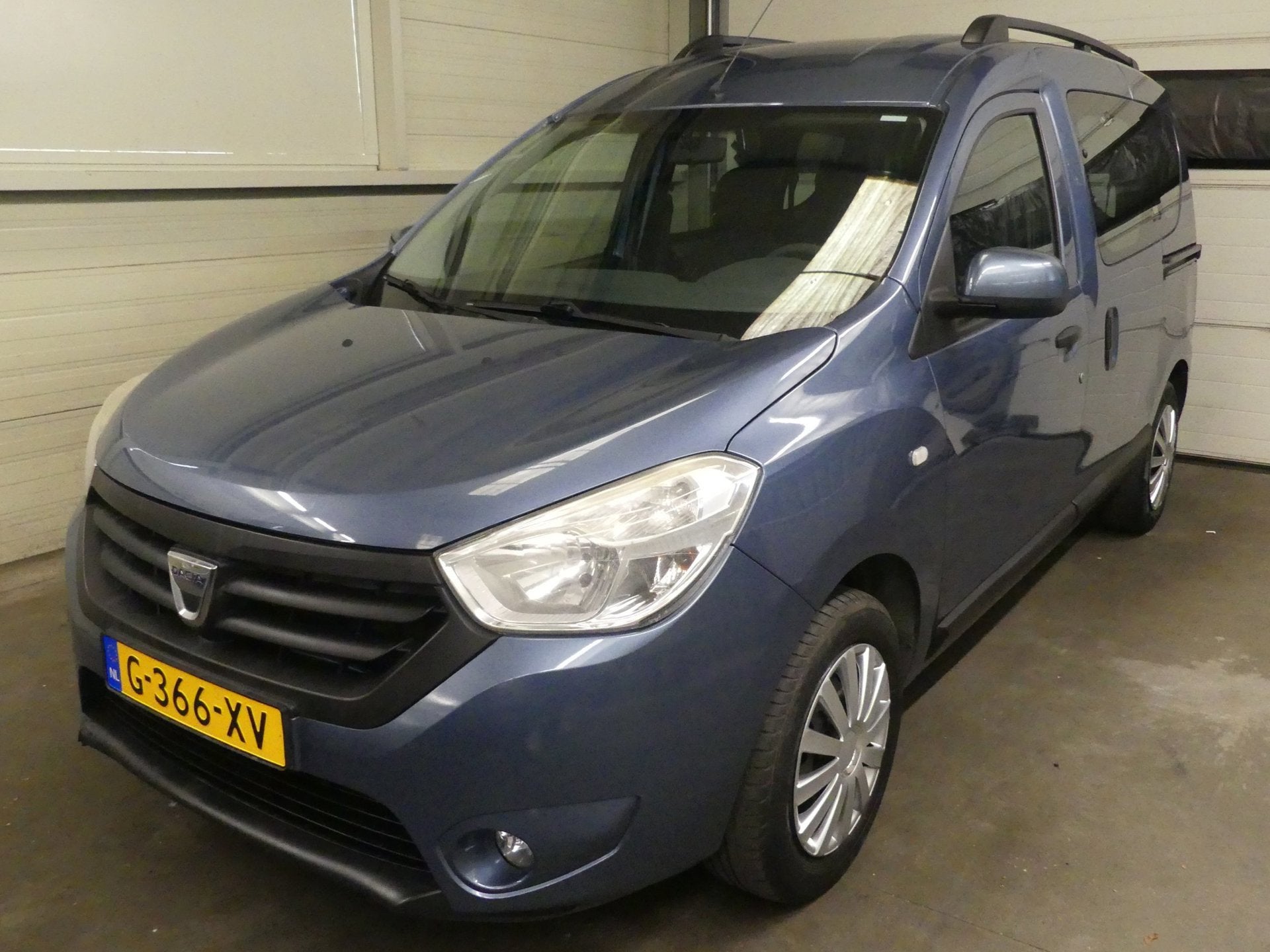 Dacia Dokker 1.6 MPi - Airco - Mooie Auto, Auto's, Voorwielaandrijving, Stof, Gebruikt, Zwart