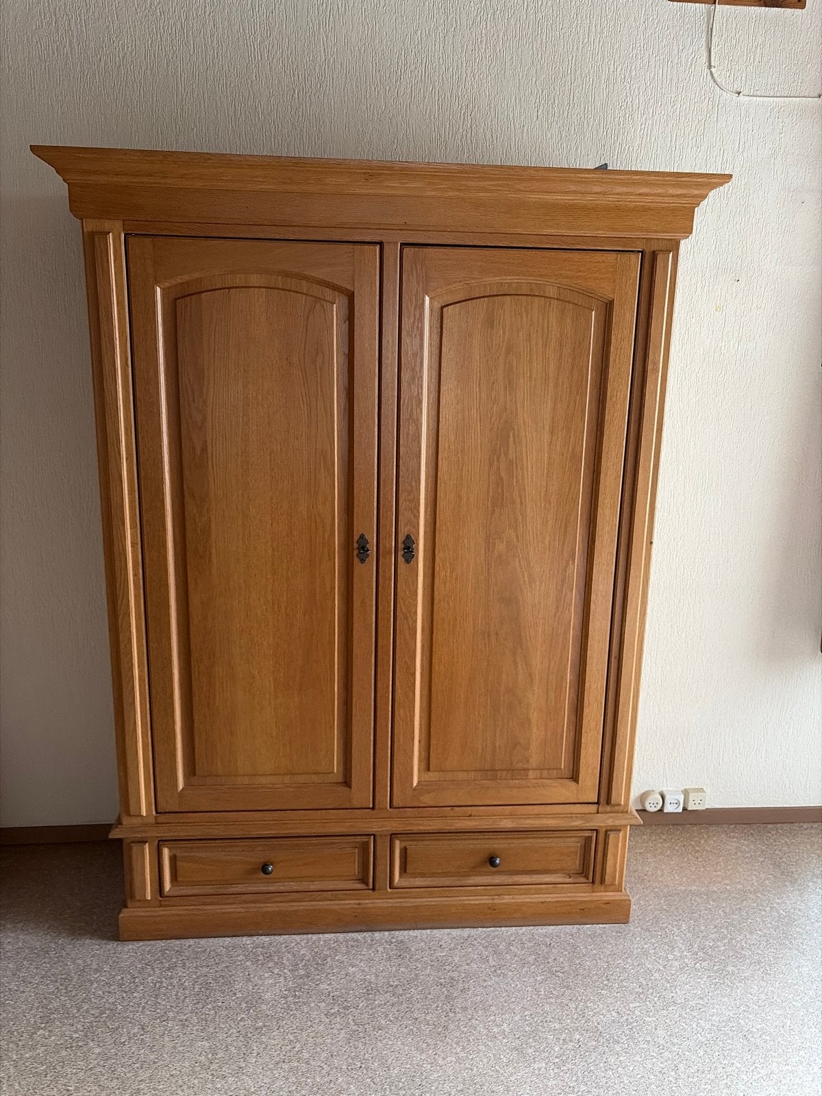 Massief houten kledingkast met legplanken, Ophalen, Met plank(en), Gebruikt, 100 tot 150 cm