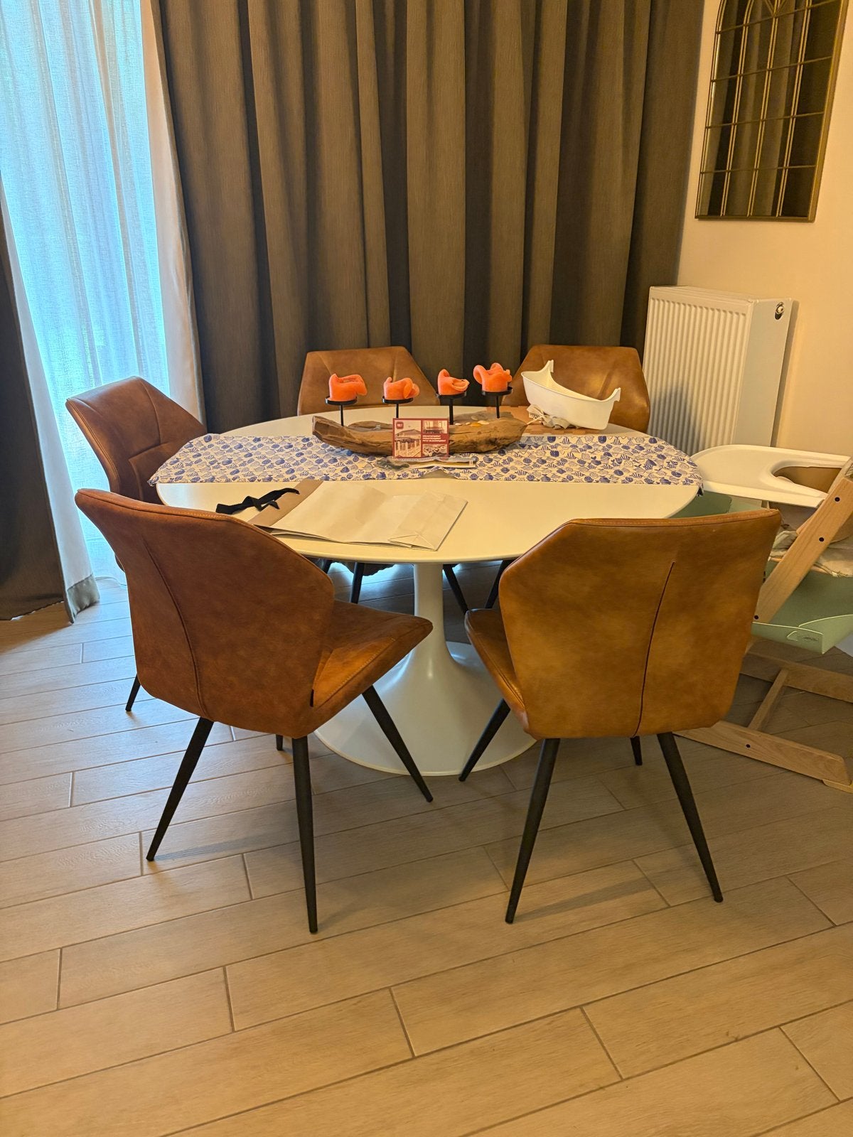 Witte Tulip tafel (137cm) met/zonder bruine stoelen, Ophalen, Kunststof, 100 tot 150 cm, Rond