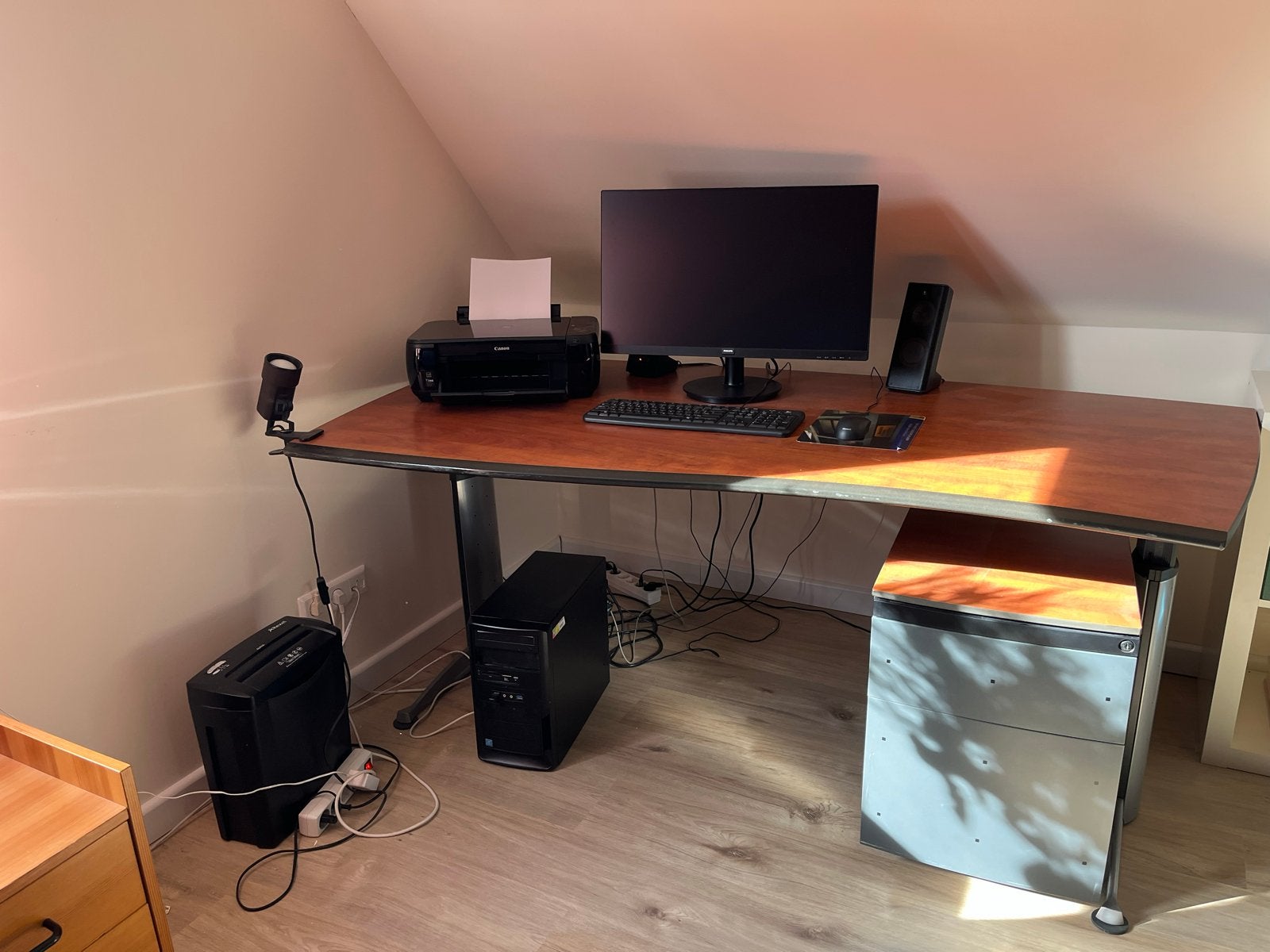 Ruim bureau met ladeblok en opbergruimte, Huis en Inrichting, Bureaus, Ophalen, Gebruikt, Bruin, Overige merken