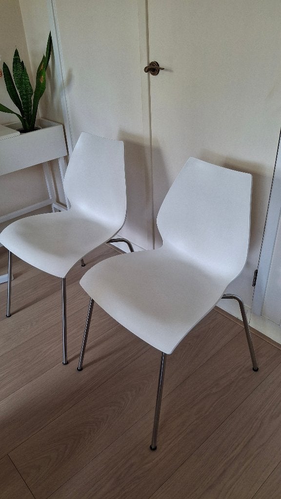 2 design stoelen, wit-creme, van Kartell. Type Maui., Huis en Inrichting, Stoelen, Ophalen, Kunststof, Gebruikt, Twee