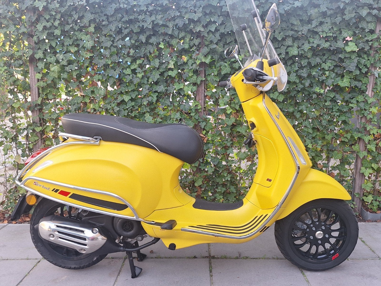 mooie vespa sprint snorscooter met beenkleed en alarm  BJ 20, Fietsen en Brommers, Ophalen, Zo goed als nieuw, Benzine, Vespa
