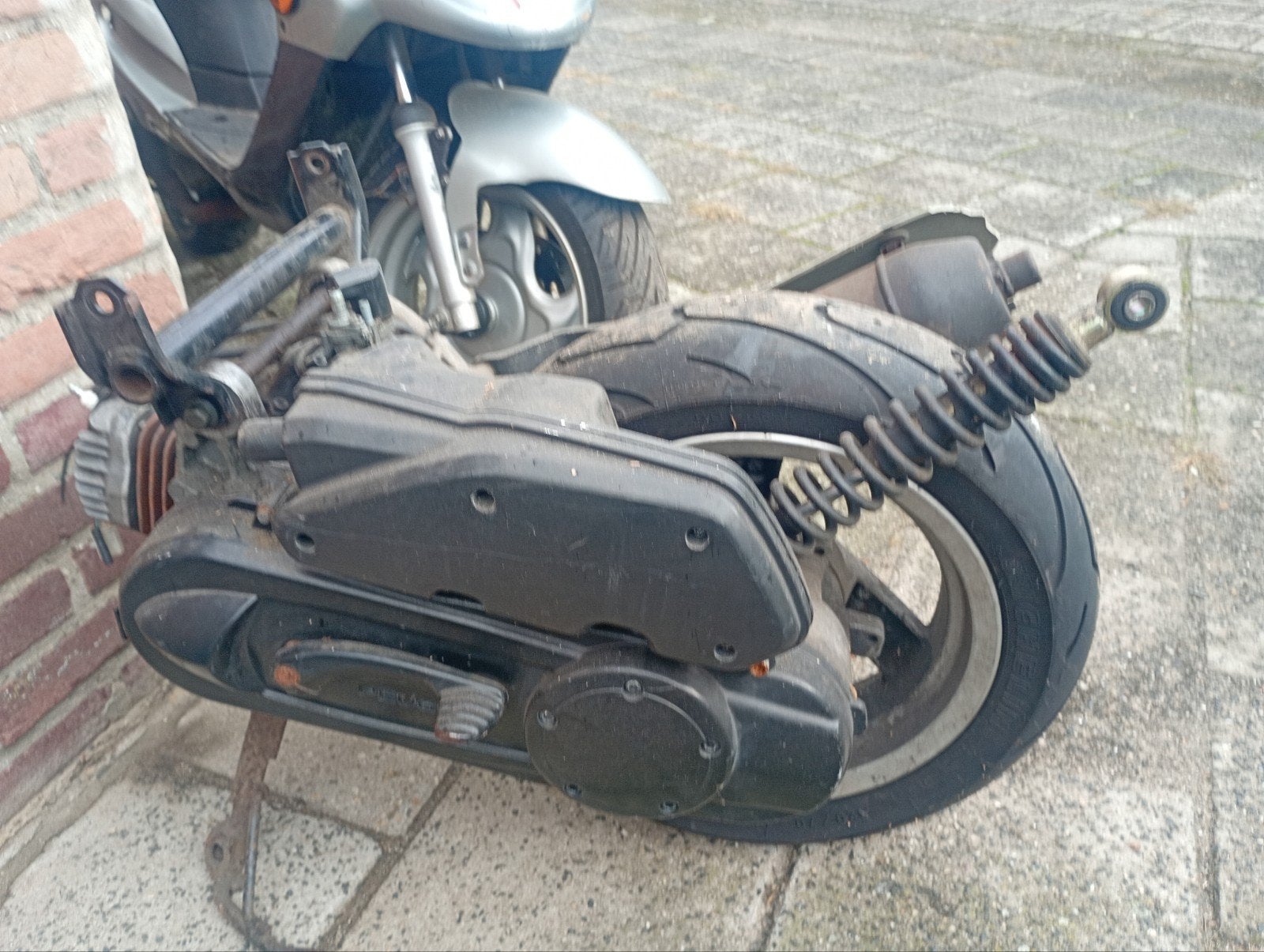 Scooteronderdelen: Motorblok, uitlaat, wiel en meer, Fietsen en Brommers, Ophalen of Verzenden, Gebruikt, Blok, Overige merken