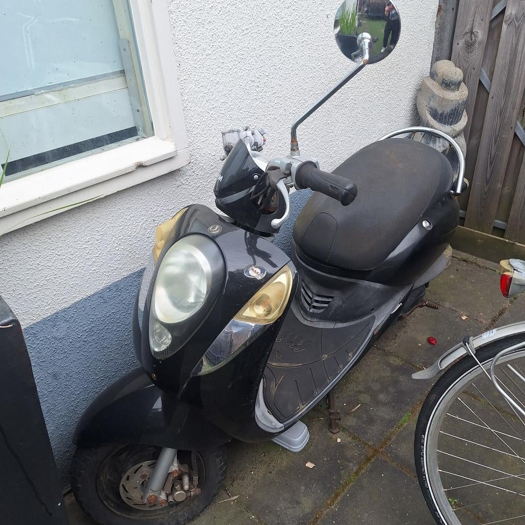 SYM MIO SNOR Scooter - Zwart, Gebruikt, Fietsen en Brommers, Scooters | SYM, Gebruikt, Maximaal 45 km/u, Benzine, Ophalen