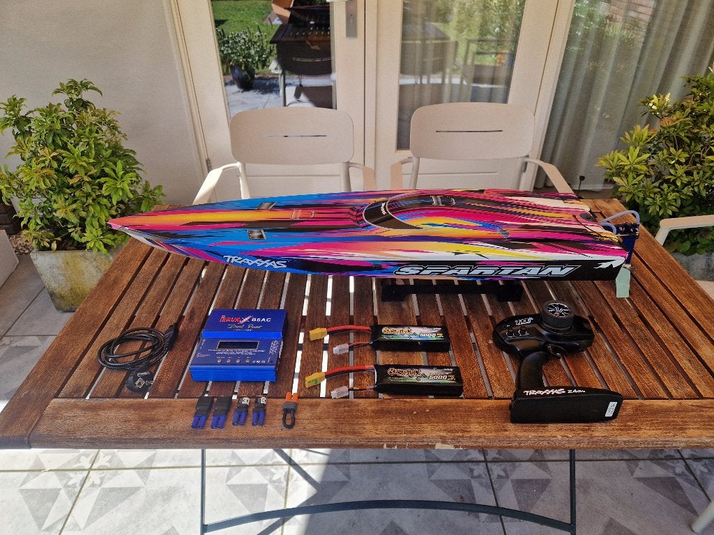 Traxxas Spartan met upgrades lader en accu's, Ophalen of Verzenden, Zo goed als nieuw