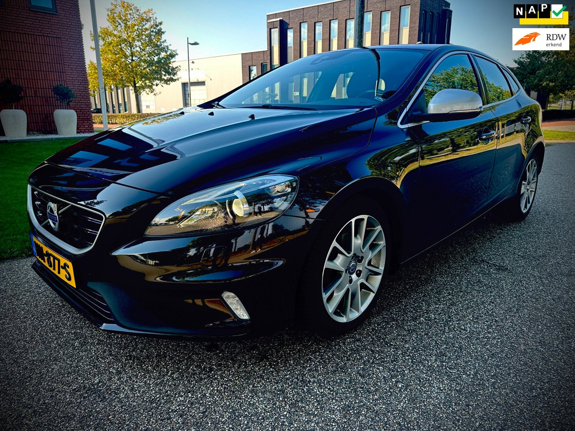 Volvo V40 2.0 D2 R-Design Business, leer, navi, stoelverwarm, Voorwielaandrijving, Dealer onderhouden, Gebruikt, 4 cilinders