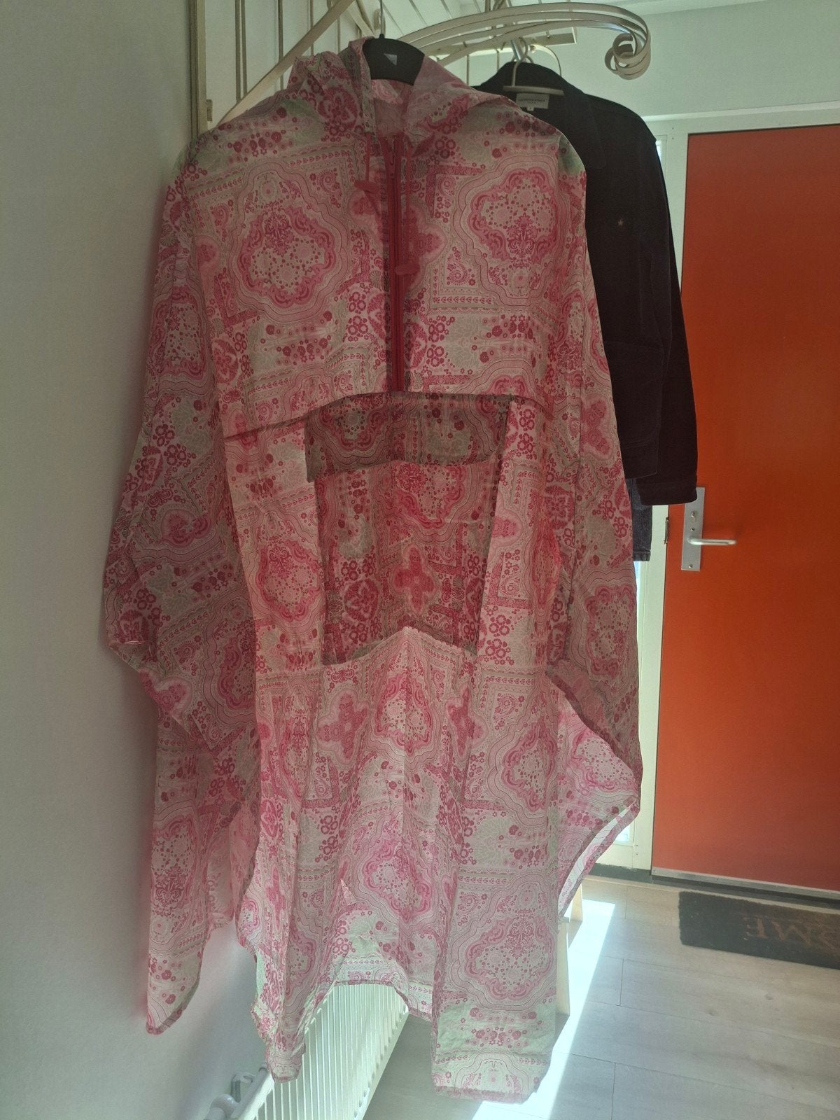 Roze dames regenponcho met patroon, Caravans en Kamperen, Ophalen of Verzenden, Zo goed als nieuw, Regenpak, Dames