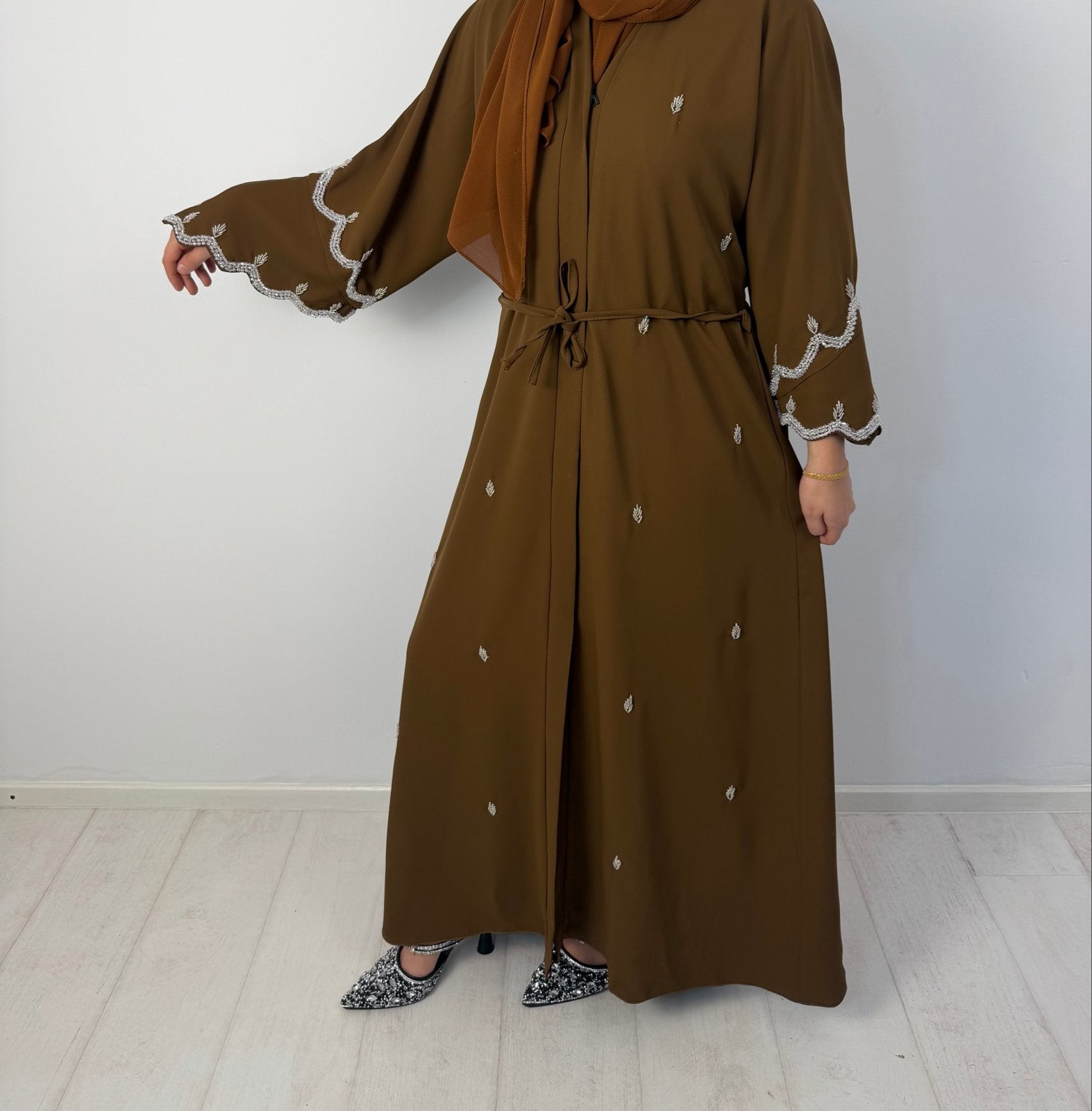Elegante Abaya met Borduurwerk - Bruin, Kleding | Dames, Jurken, Bruin, Zo goed als nieuw, Onder de knie, Ophalen