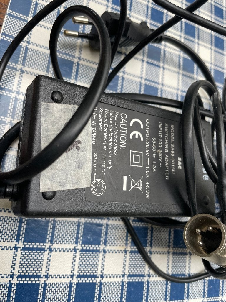 Acculader voor Bikkel E-bike 24V 3-pins, Fietsen en Brommers, Ophalen of Verzenden