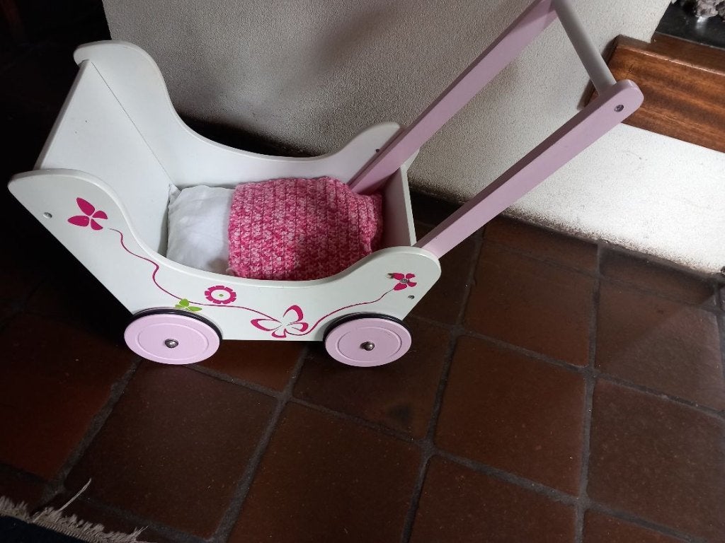 Poppenwagen, hout - met matrasje en dekje, Ophalen of Verzenden, Gebruikt, Barbie