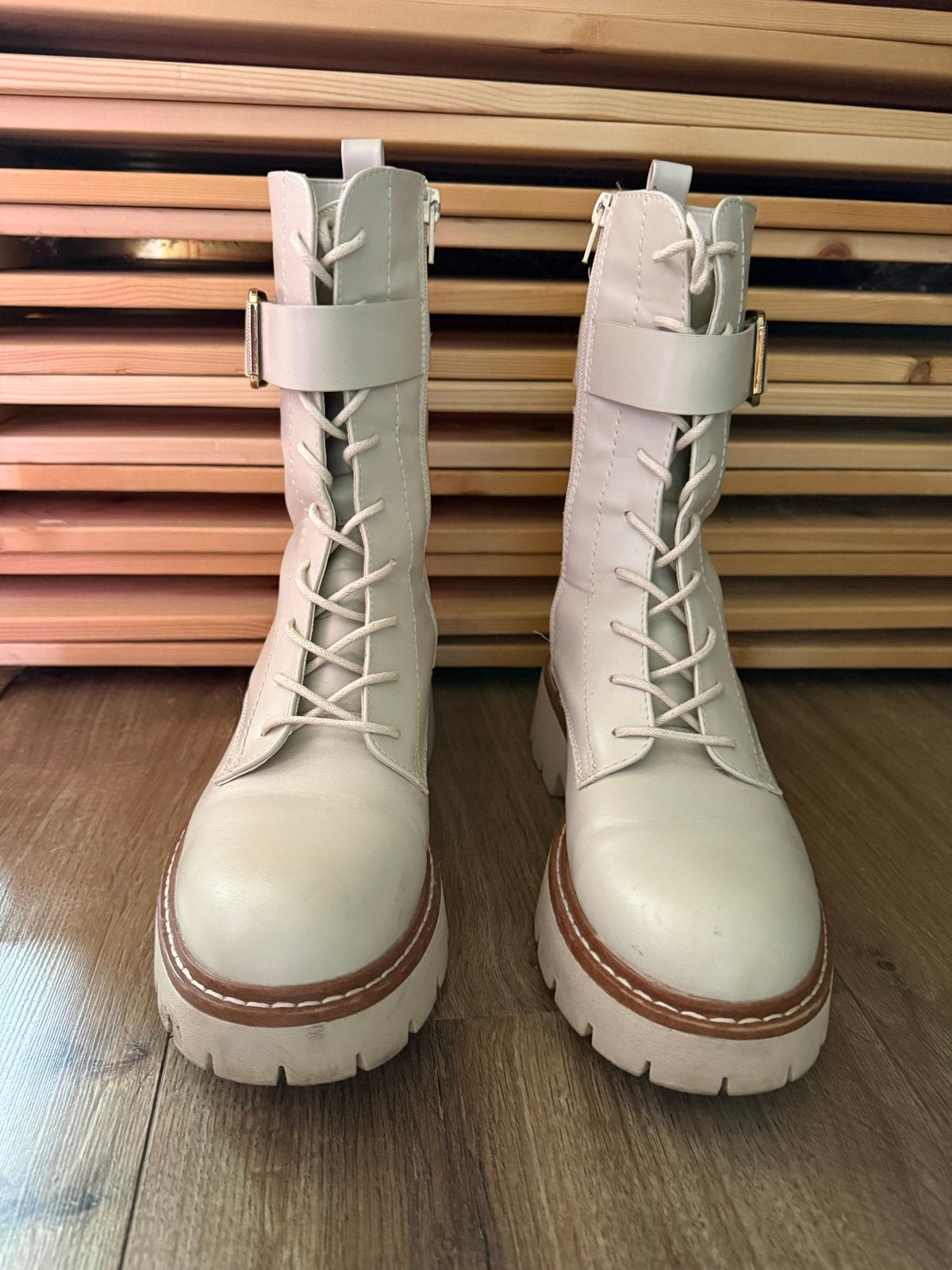 Crèmekleurige veterlaarzen met dikke zool, Beige, Lage of Enkellaarzen, Ophalen of Verzenden, Gedragen
