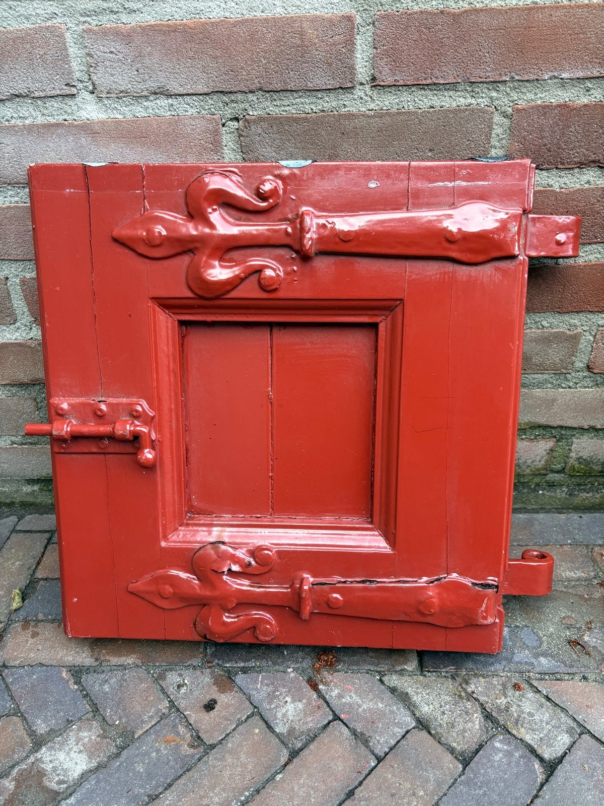 2 Antieke rode luik met smeedijzeren beslag, Ophalen