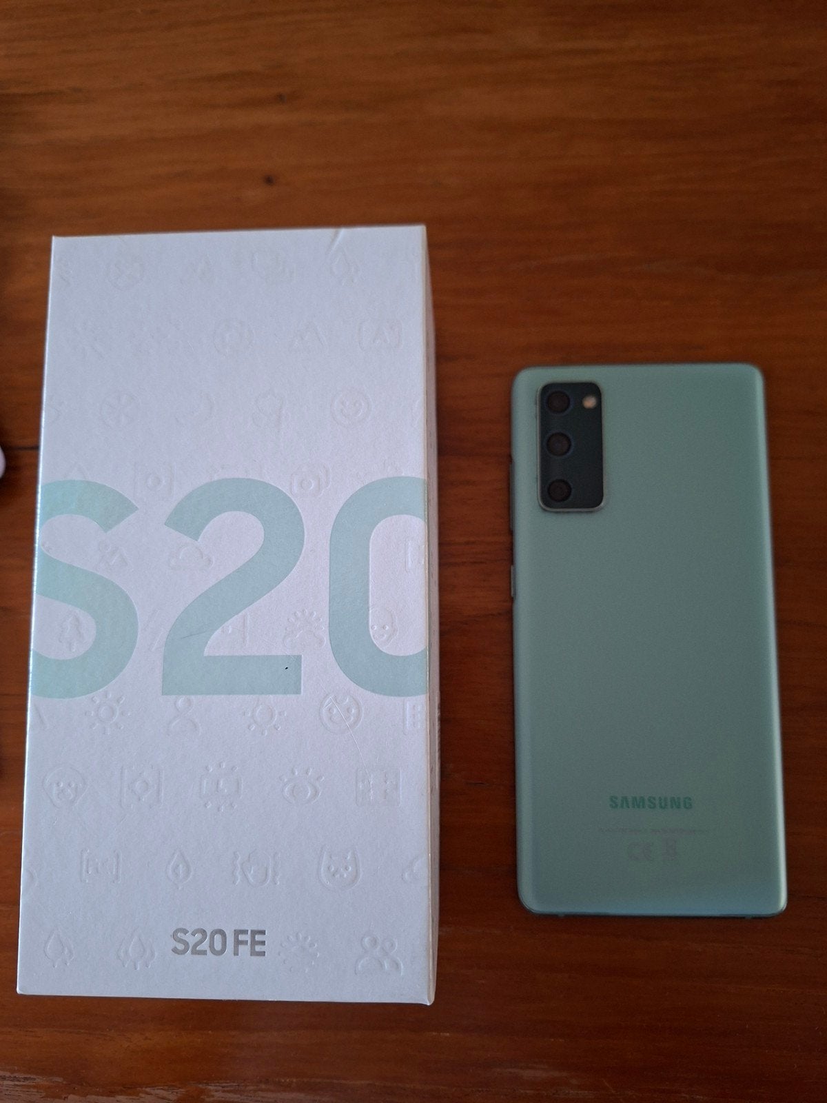 Samsung S20 FE met 2 Burga hoesjes en screanprotector, Ophalen of Verzenden, Zo goed als nieuw, Overige modellen, Hoesje of Tasje